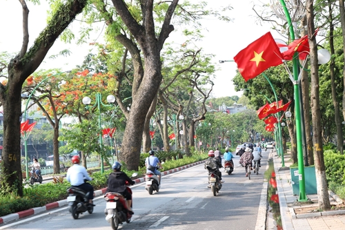 Hà Nội rực rỡ cờ hoa chào mừng kỷ niệm 130 năm sinh nhật Bác Hồ